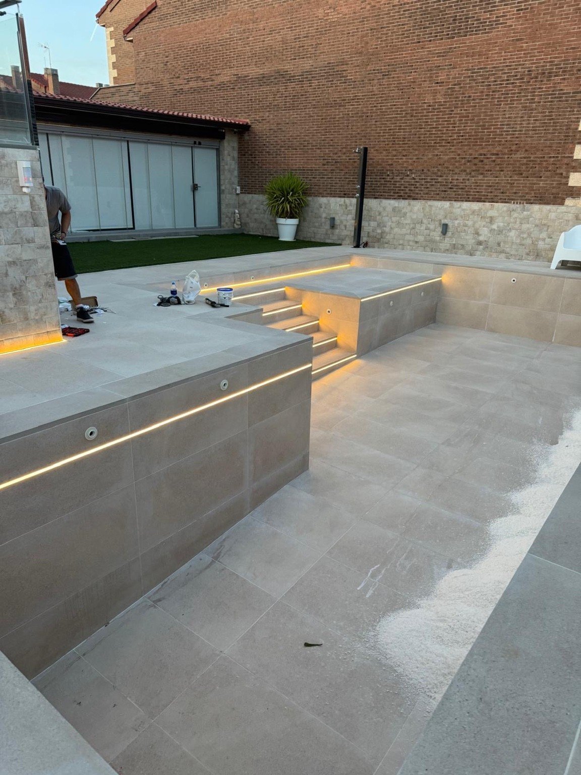 Piscina y zona exterior